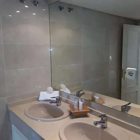 Beachfront Neptuno I, Complex,views,pool,garden, Elviria *