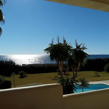 Beachfront Neptuno I, Complex,views,pool,garden, Elviria アパート