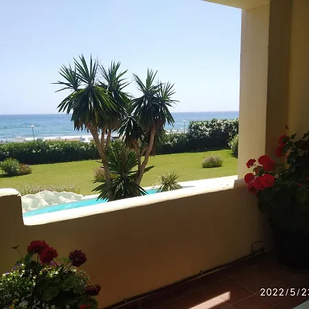 Beachfront Neptuno I, Complex,views,pool,garden, Elviria アパート マルベーリャ