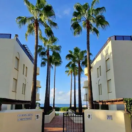 Beachfront Neptuno I, Complex,views,pool,garden, Elviria アパート