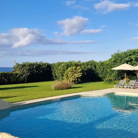 Beachfront Neptuno I, Complex,views,pool,garden, Elviria マルベーリャ