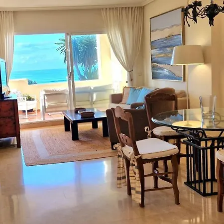 Beachfront Neptuno I, Complex,views,pool,garden, Elviria アパート