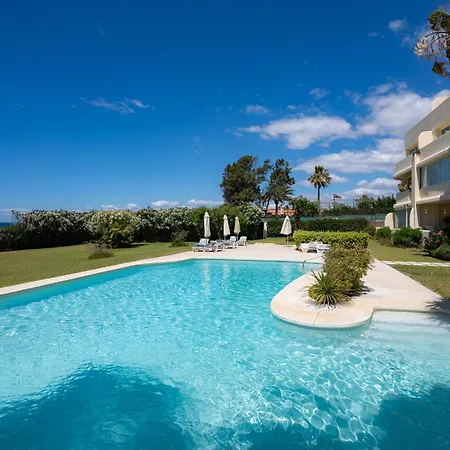 Beachfront Neptuno I, Complex,views,pool,garden, Elviria アパート *