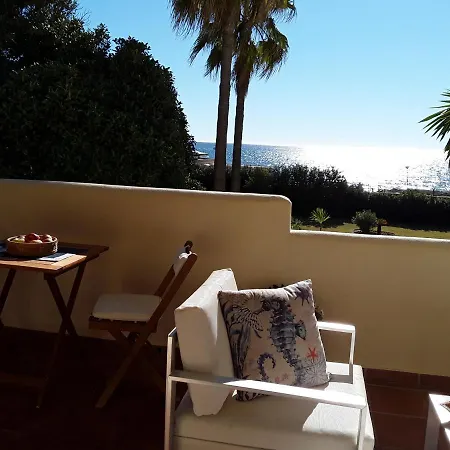 Beachfront Neptuno I, Complex,views,pool,garden, Elviria Apartamento