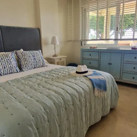 Beachfront Neptuno I, Complex,views,pool,garden, Elviria Apartament