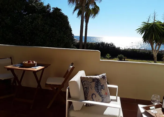 Beachfront Neptuno I, Complex,views,pool,garden, Elviria شقة