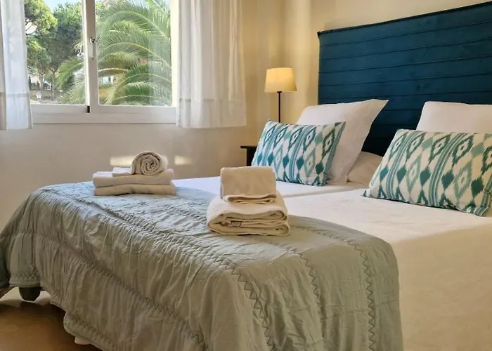 Beachfront Neptuno I, Complex,views,pool,garden, Elviria ماربيا