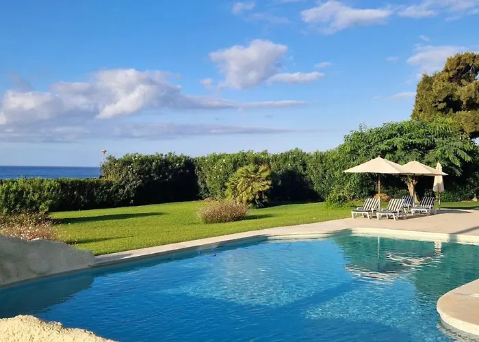 Beachfront Neptuno I, Complex,views,pool,garden, Elviria ماربيا