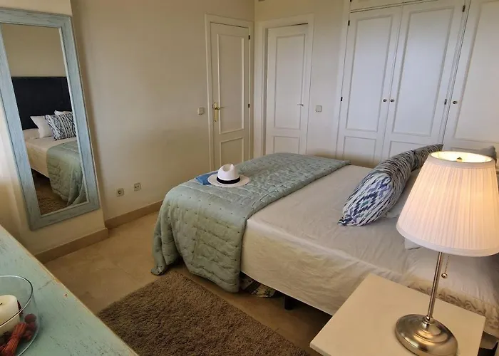 Beachfront Neptuno I, Complex,views,pool,garden, Elviria شقة