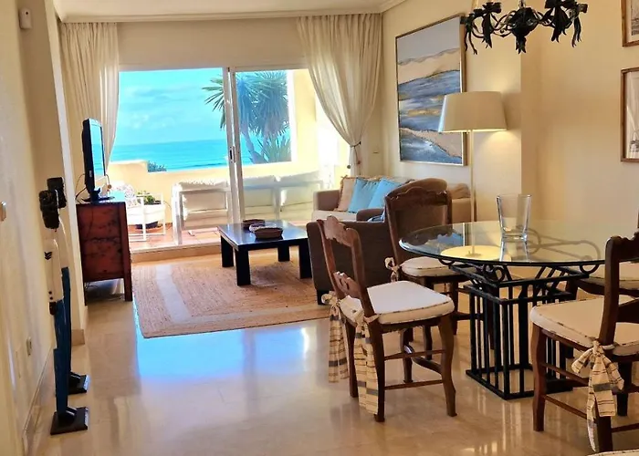 Beachfront Neptuno I, Complex,views,pool,garden, Elviria شقة