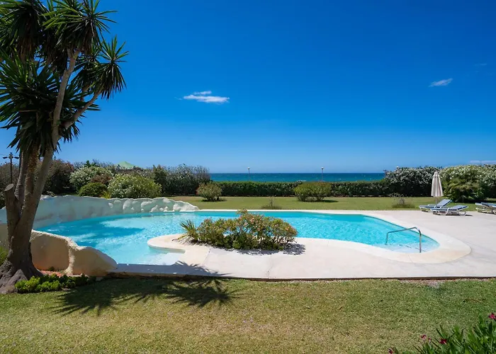 Beachfront Neptuno I, Complex,views,pool,garden, Elviria * ماربيا