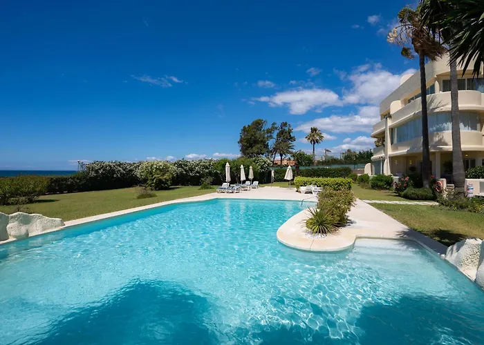 Beachfront Neptuno I, Complex,views,pool,garden, Elviria شقة *