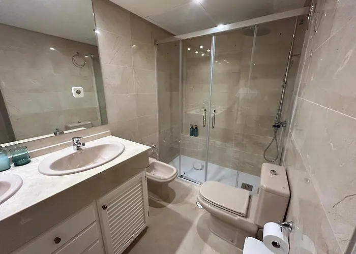 Beachfront Neptuno I, Complex,views,pool,garden, Elviria * ماربيا